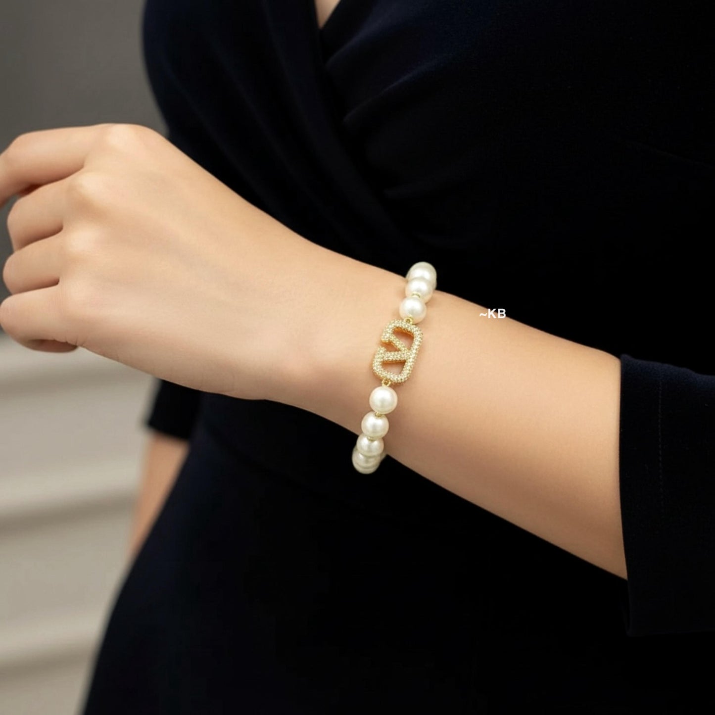 Amazing v logo Signature Bracelet