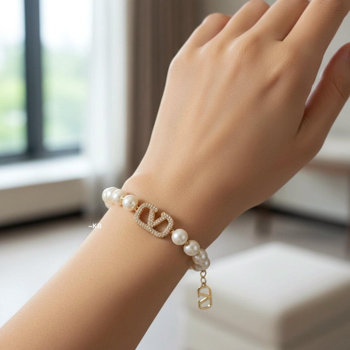 Amazing v logo Signature Bracelet