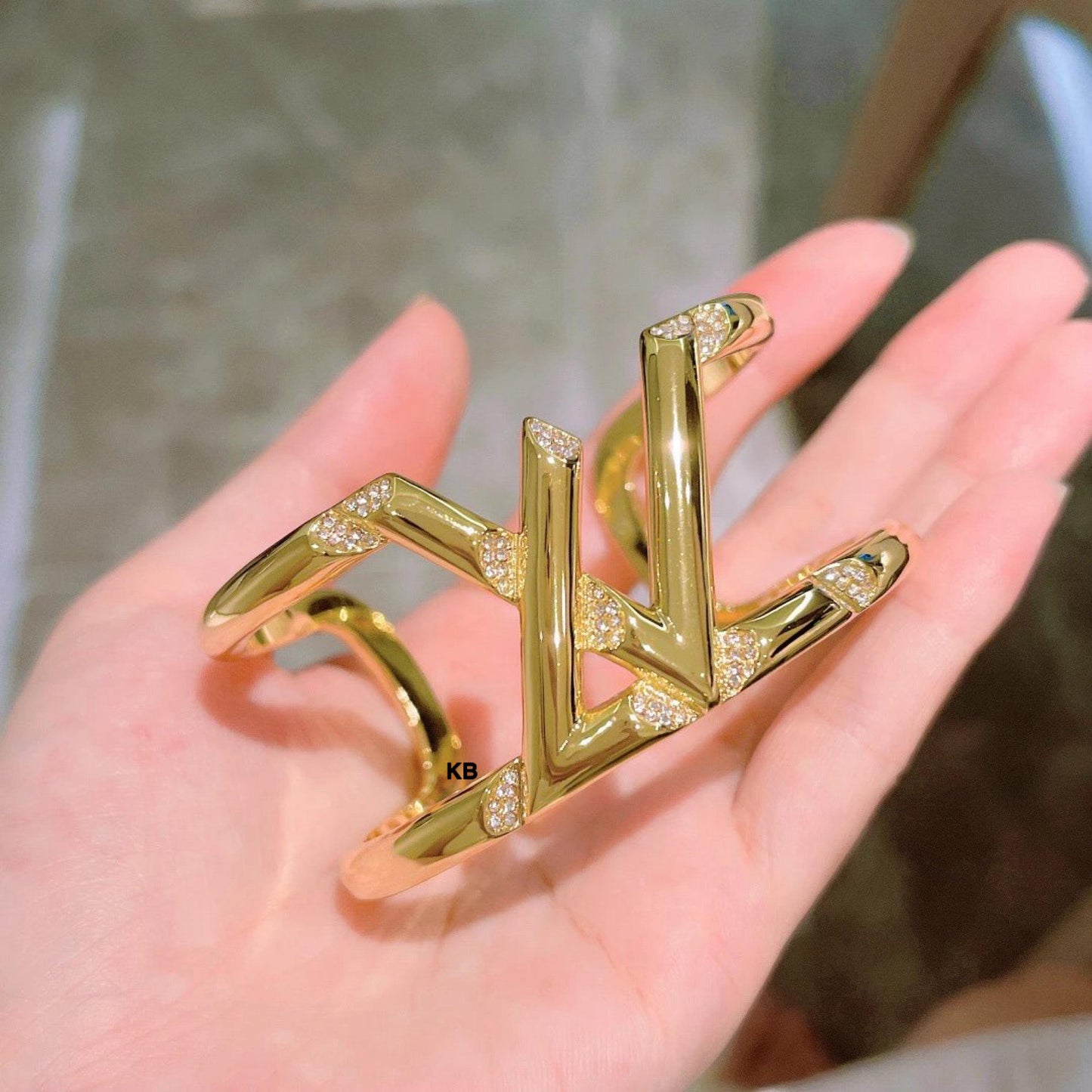 *LOUIS VUITTON “LV” VOLT ONE CUFF, YELLOW GOLD AND DIAMONDS😍*