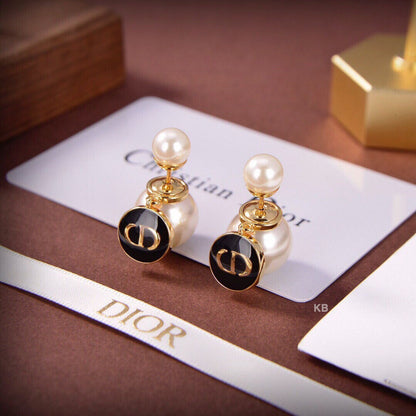 Women’s Asymmetrical Pearl Hanging Earrings