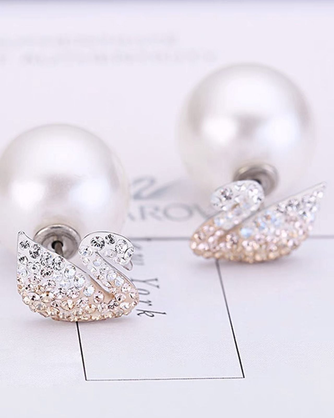Luxury Iconic swan stud earning