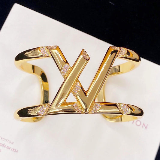 *LOUIS VUITTON “LV” VOLT ONE CUFF, YELLOW GOLD AND DIAMONDS😍*