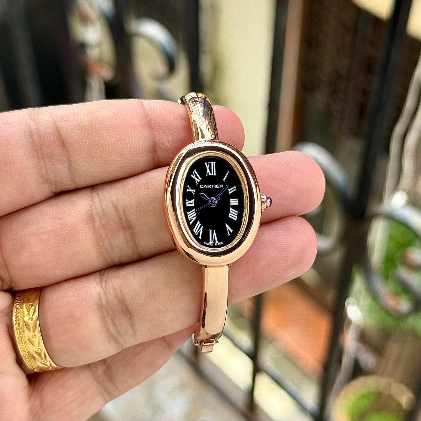 LUXURY BAIGNOIRE – TIMELESS OVAL ELEGANCE WOMEN WATCH