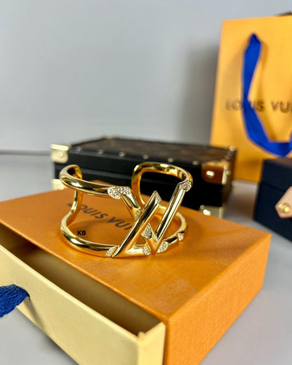 *LOUIS VUITTON “LV” VOLT ONE CUFF, YELLOW GOLD AND DIAMONDS😍*