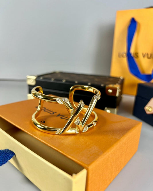 *LOUIS VUITTON “LV” VOLT ONE CUFF, YELLOW GOLD AND DIAMONDS😍*