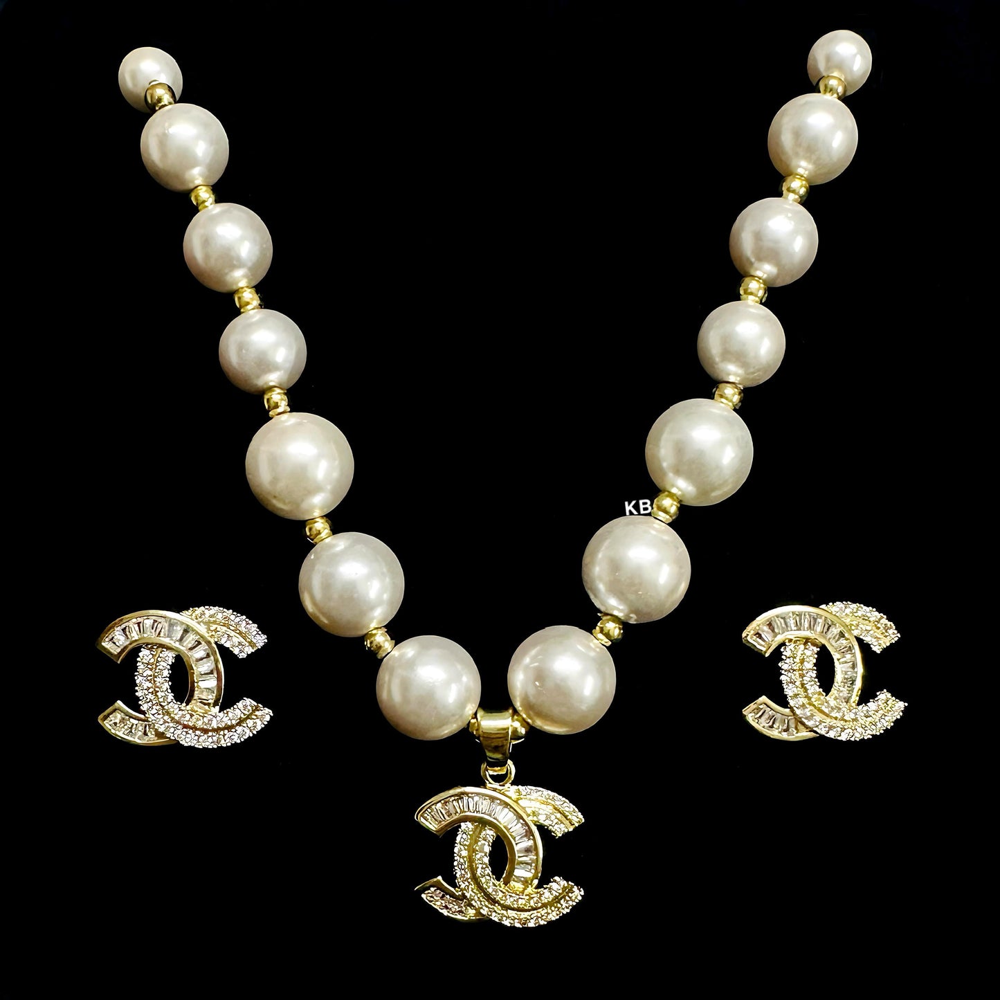 Luxury cc pearl earrings