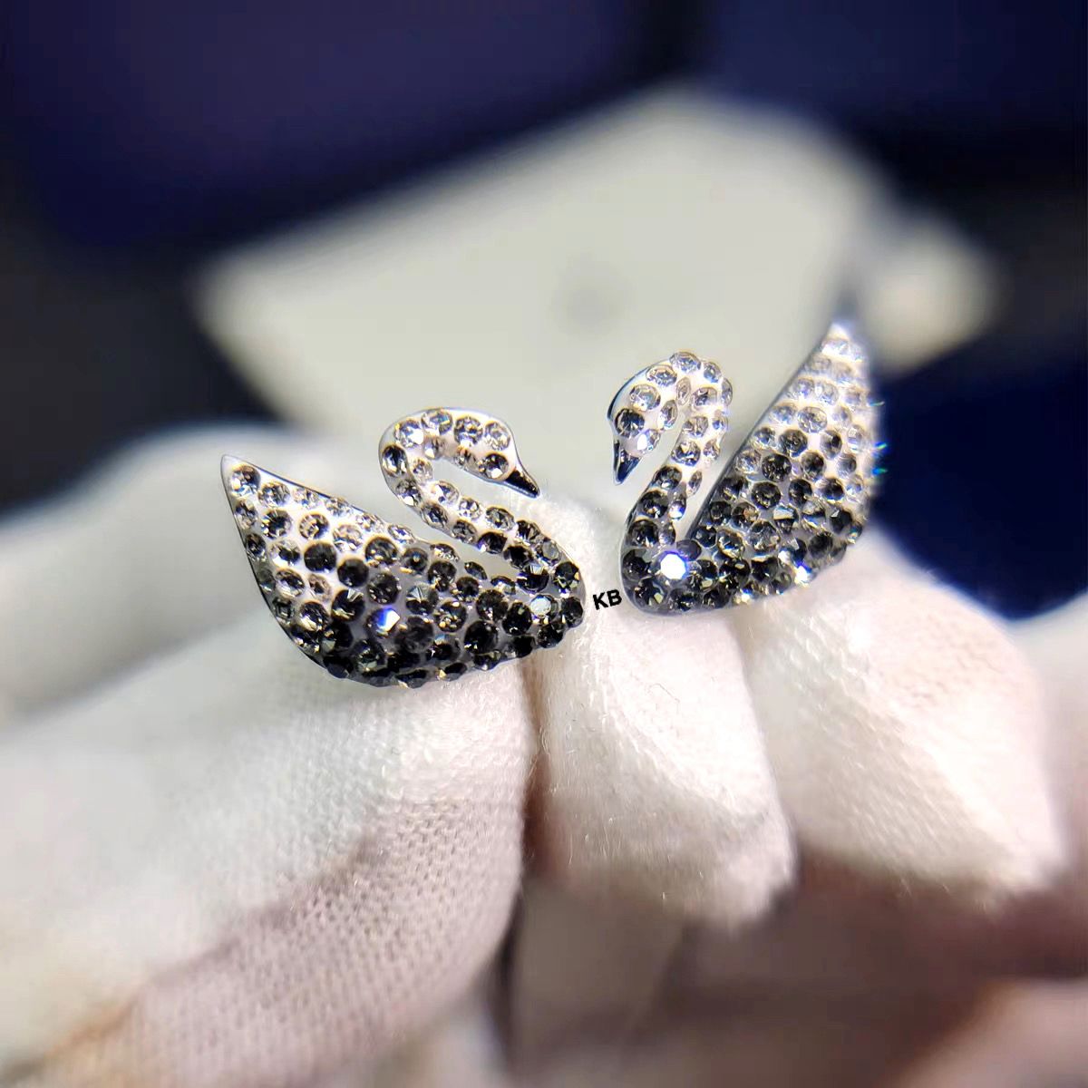 Amazing Swarovski iconic swan drop earrings