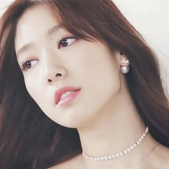 Luxury Iconic swan stud earning