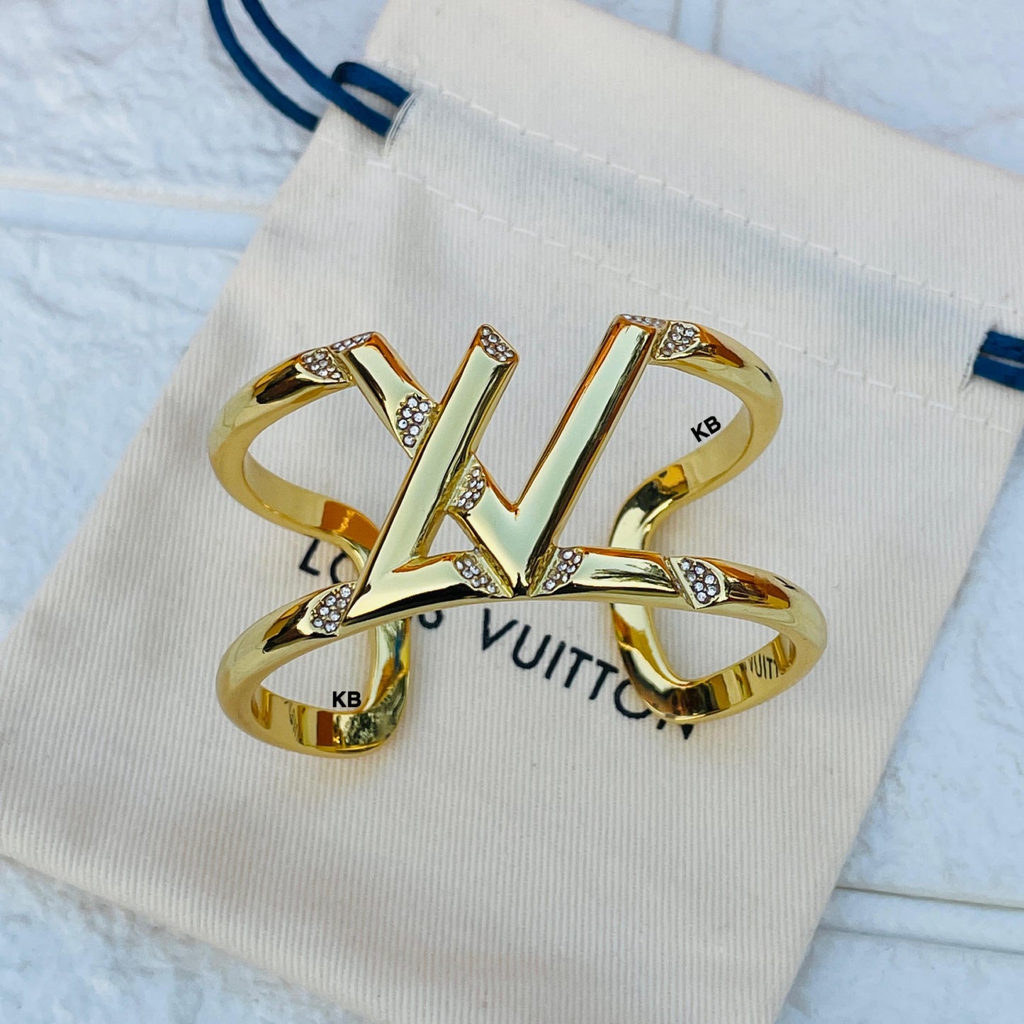 *LOUIS VUITTON “LV” VOLT ONE CUFF, YELLOW GOLD AND DIAMONDS😍*