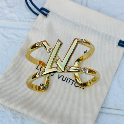*LOUIS VUITTON “LV” VOLT ONE CUFF, YELLOW GOLD AND DIAMONDS😍*