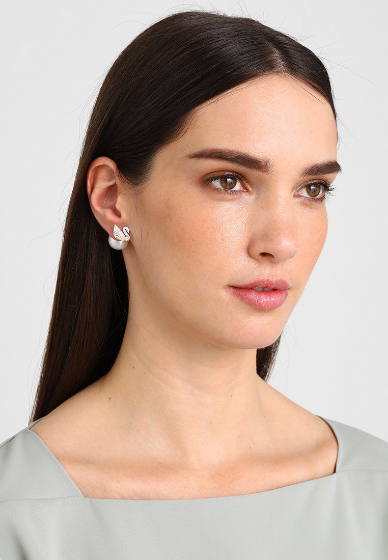 Luxury Iconic swan stud earning